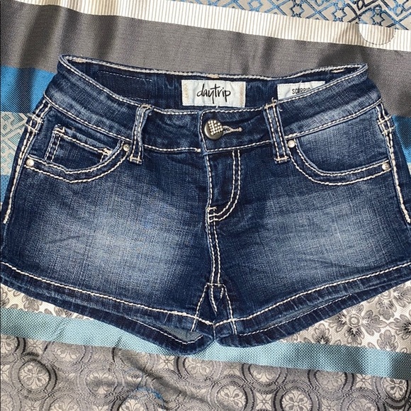 Daytrip BLING Shorts 💖 - Picture 4 of 6